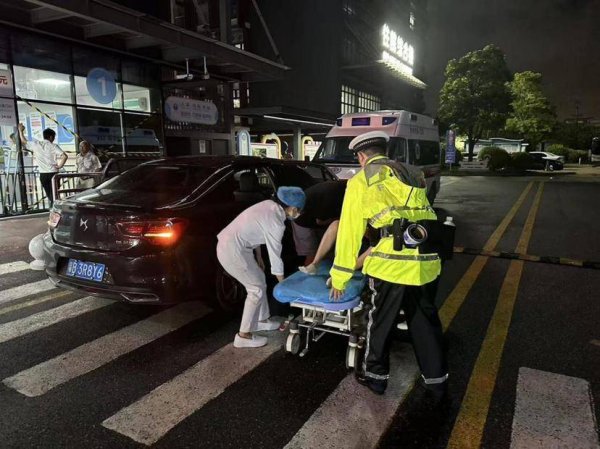 力创配资 台风夜，孕妇临产急送医，深圳坪山交警护航开出“生命通道”